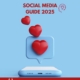 Ein Smartphone mit einem Dialogfeld, aus dem drei rote Herzen aufsteigen. Der Text 'Social Media Guide 2025' und ein Symbol für eine Glühbirne sind im Hintergrund sichtbar.